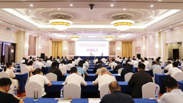 近日，甘肅省律師行業(yè)黨委舉辦深入貫徹中央八項(xiàng)規(guī)定精神學(xué)習(xí)教育暨黨組織書(shū)記示范培訓(xùn)班。市州律師行業(yè)黨委書(shū)記，省律師協(xié)會(huì)直屬分會(huì)黨總支書(shū)記，蘭州新區(qū)律協(xié)黨支部書(shū)記及部分律所黨組織書(shū)記參加本次培訓(xùn)。培訓(xùn)班深